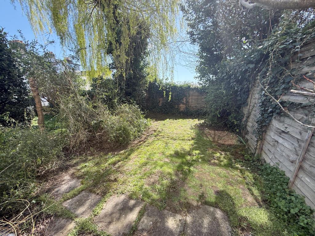 Lot: 162 - END-TERRACE HOUSE FOR IMPROVEMENT - Garden to rear